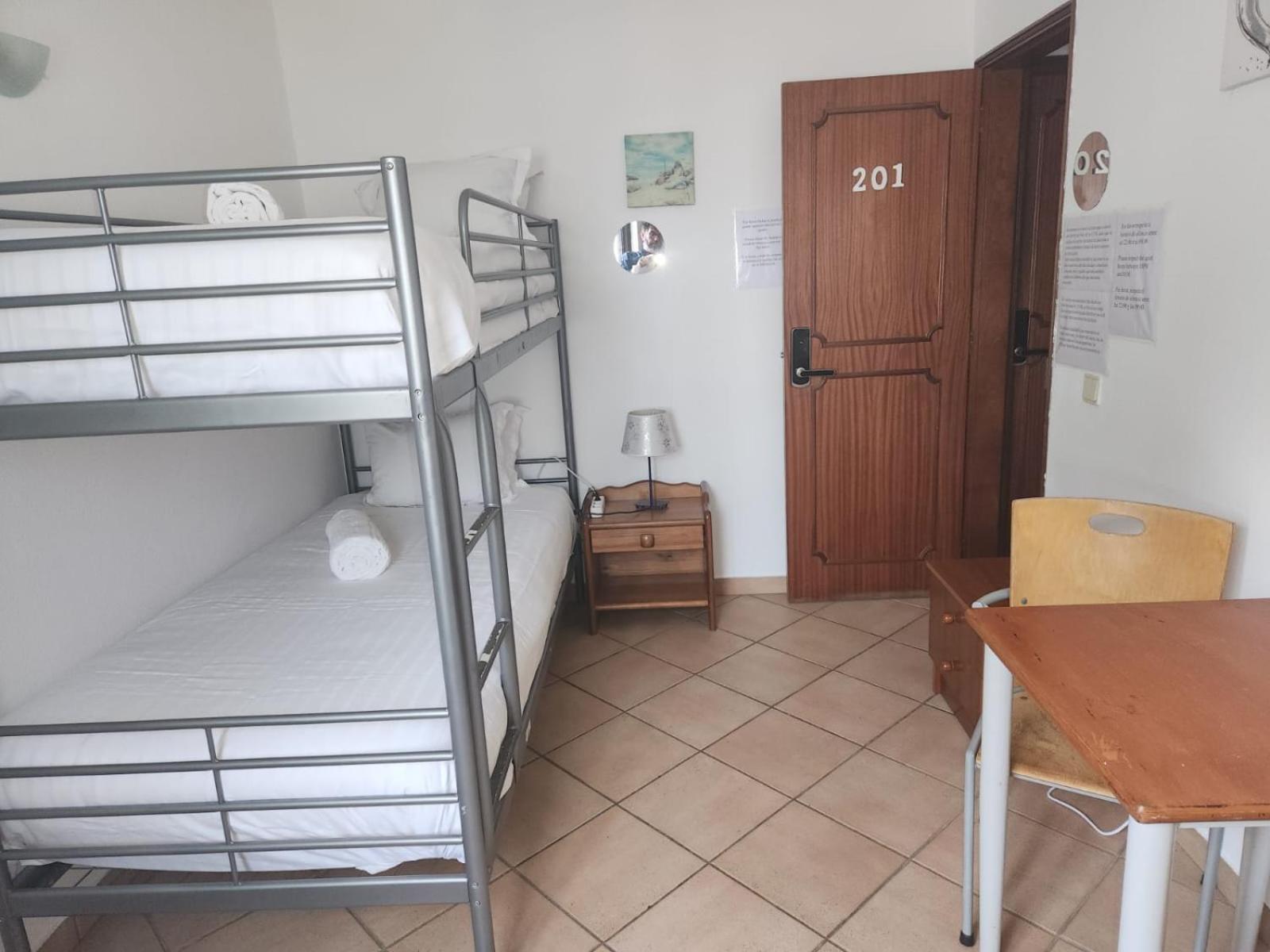 Sunny House Hostel Lagos Ngoại thất bức ảnh