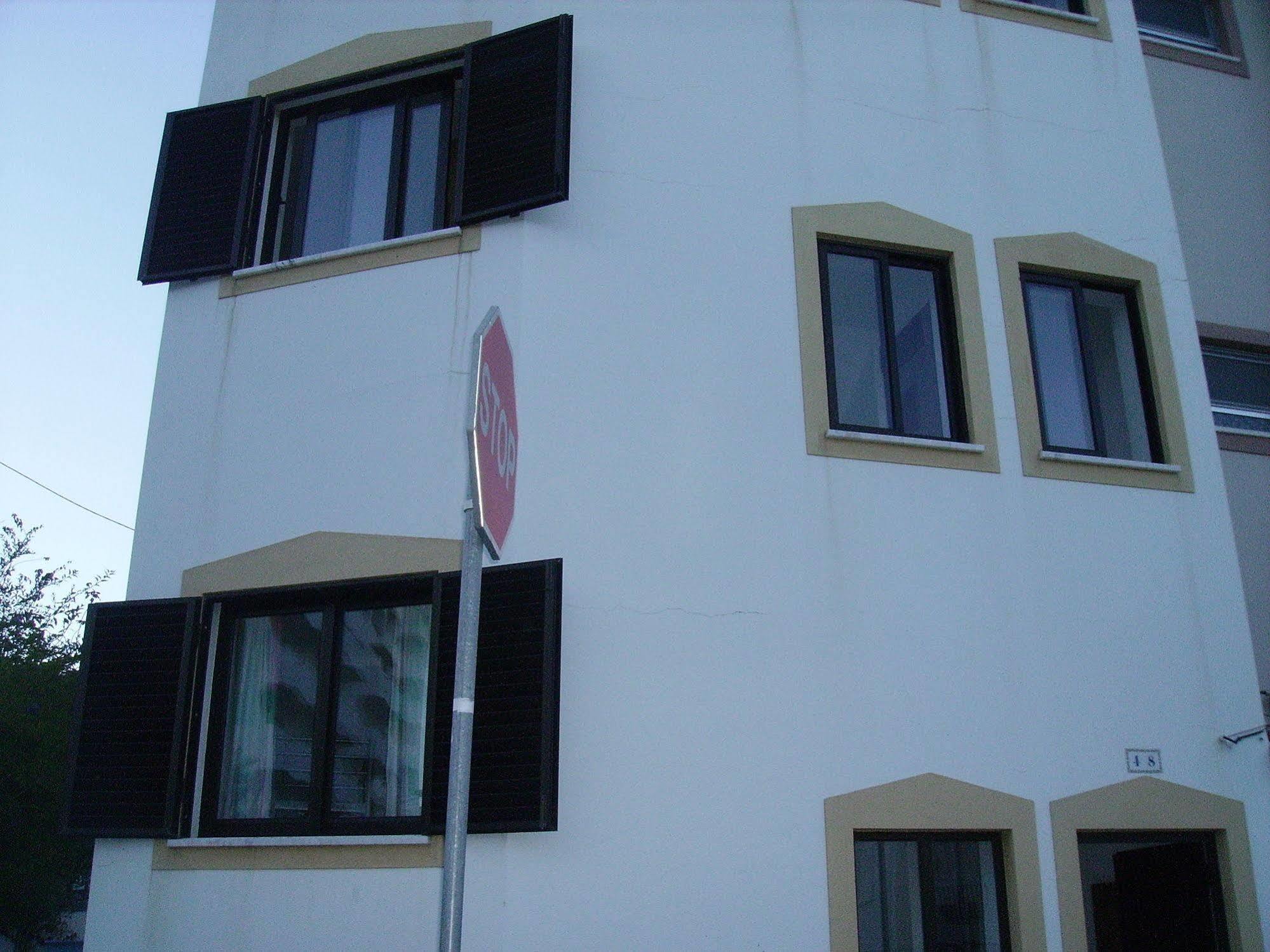 Sunny House Hostel Lagos Ngoại thất bức ảnh