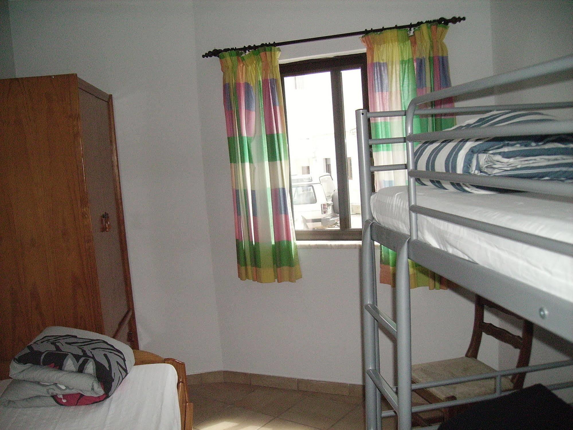 Sunny House Hostel Lagos Ngoại thất bức ảnh